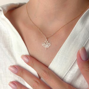 Gold Maple Leaf Necklace – Geometric Leaf Pendant, Nature Lover Jewelry, Canadian Maple Necklace, Minimalist Autumn Gift for Her