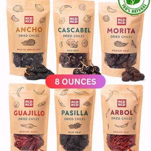 Può includere: Sei sacchetti di peperoncini secchi, tra cui Ancho, Cascabel, Morita, Guajillo, Pasilla e Arbol. Ogni sacchetto è etichettato con il tipo di peperoncino e il livello di piccantezza. L'immagine mostra anche "8 OUNCES" e un sigillo "100% Natural".
