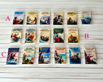 1:6 Miniature books for dollhouses, dioramas, scenes  and dolls. Playscale suitable for Blythe, Barbie, Pullip..