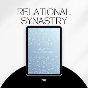 Może przedstawiać: Cyfrowy tablet z tekstem "RELATIONAL SYNASTRY" u góry. Ekran tabletu pokazuje jasnoniebieskie tło z białymi symbolami astronomicznymi. Widoczny jest również tekst "SYNASTRY" i "THE HEARTH & GARDEN". Słowo "PDF" znajduje się na dole.