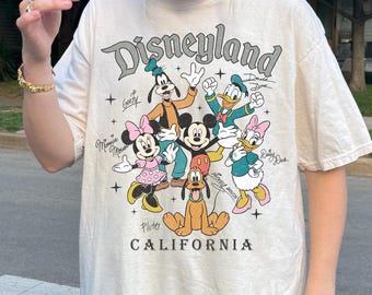 Camiseta Comfort Color® Vintage Disneyland California, Camiseta para viaje familiar a Disney, Camiseta para vacaciones familiares en Disney, Camiseta exclusiva de Mickey y sus amigos