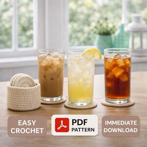 Puede incluir: Tres vasos altos llenos de bebidas heladas, incluyendo café, limonada y té helado, con una rodaja de limón. Las bebidas están sobre posavasos tejidos. Un portavasos de ganchillo con posavasos adicionales está a la izquierda. El texto "Easy Crochet" y "PDF Pattern".