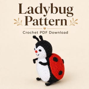 Puede incluir: Un juguete de mariquita de ganchillo con cara blanca, cabeza negra y alas rojas con puntos negros. El texto Ladybug Pattern Crochet PDF Download aparece arriba. La mariquita tiene una pequeña nariz roja, antenas y extremidades negras.