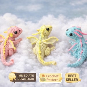 Puede incluir: Tres juguetes de dragón de ganchillo en rosa, amarillo y azul con colores contrastantes en alas y espinas. Los dragones están posados sobre una superficie blanca y esponjosa, con un fondo de cielo azul claro. La imagen incluye el texto "DESCARGA INMEDIATA", "Patrón de ganchillo" y "MÁS VENDIDO".