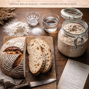Könnte beinhalten: Ein Stillleben mit einem Sauerteig-Brot-Rezeptführer. Das Bild zeigt ein Brotlaib, aufgeschnitten, um das Innere zu zeigen, Zutaten wie Mehl und Wasser und ein Glas Anstellgut. Der Text lautet "Sourdough Starter Guide & Bread Recipe".