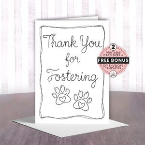 Könnte beinhalten: Eine weiße Grußkarte mit einem handgezeichneten schwarzen Rand, dem Text "Thank You for Fostering" in Schreibschrift und zwei Pfotenabdrücken mit herzförmigen Ballen. Ein rosa runder Aufkleber zeigt "2 PRINTABLE CARD SIZES + FREE BONUS DIY ENVELOPE TEMPLATES".