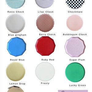 Op de afbeelding: Een verzameling kleurrijke papieren borden in verschillende ontwerpen en kleuren, waaronder ruitpatronen en effen tinten. De borden zijn rond en achthoekig, met kleuren als blauw, rood en groen. De tekst "Confettia Dinner Plates 10x10 size" is ook zichtbaar.