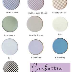 Op de afbeelding: Een verzameling ronde dessertborden in diverse kleuren en patronen, waaronder lila ruit, bubblegum ruit, perzik ruit, groen, vanille beige, mint, hemelsblauw, lavendel, bosbes en schaakbord. De borden zijn 17,78 x 17,78 cm.