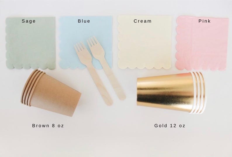Op de afbeelding: Een assortiment feestartikelen, waaronder saliegroene, blauwe, cr&egrave;mekleurige en roze servetten met geschulpte randen. Houten vorken en bruine bekers van 237 ml worden getoond met gouden bekers van 355 ml. De tekst "Sage", "Blue", "Cream", "Pink", "Brown 8 oz" en "Gold 12 oz" is inbegrepen.