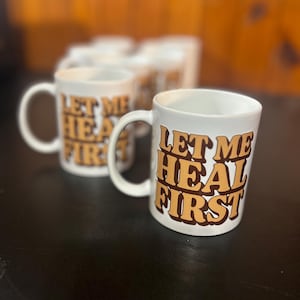 Taza &quot;Déjame Sanar Primero&quot;: Taza motivacional para el autocuidado para mujeres / Regalo para la paz interior / Salud mental / Taza recordatorio de sanación emocional