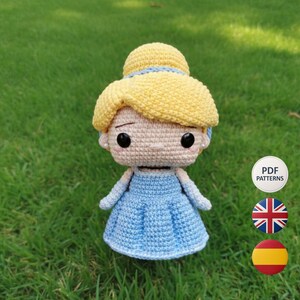Haakpatroon - Digitaal patroon - Assepoesterprinses, Funko-stijl prinses in blauwe jurk en sprookjesachtige details | PDF ESP-ENG