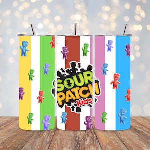 Op de afbeelding: Drie roestvrijstalen bekers met rietjes, elk met een kleurrijk ontwerp. De ontwerpen omvatten verticale strepen in geel, groen, roze en blauw, en het Sour Patch Kids-logo met snoepkarakters.