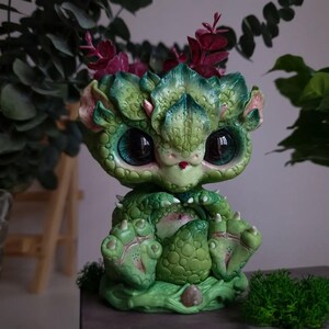 Vaso Dragão da Floresta, Vaso Criatura Fantástica Verde, Escultura Artesanal de Familiar Mítico, Decoração Guardião Musgoso, Suporte Exclusivo para Suculentas