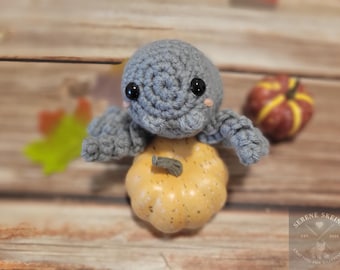 Handmade Crochet Spider Plush – Gray Amigurumi, Halloween Decor