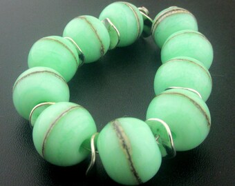 Cuentas de lampwork verde menta hechas a mano: hilo de marfil plateado, acabado mate grabado (MTO)