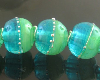 Feito sob encomenda (MTO) – Feito à mão Velado Aqua e Lime Green decorado com Fine Silver Trail Rounds Lampwork Beads