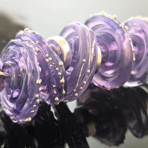 Handgemaakte lampwerk kralen: Veiled Violet omwikkeld met fijne zilveren schijfjes (MTO)