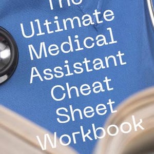 Può includere: Un manuale medico aperto, intitolato "The Ultimate Medical Assistant Cheat Sheet Workbook". La copertina è su uno sfondo blu, con uno stetoscopio e testo bianco.