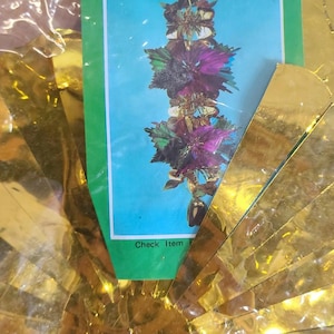 Peut inclure: Un objet décoratif vert et doré avec le texte "Demonstration Picture" et "Check Item". L'image montre un objet doré en forme d'éventail et une carte avec un motif floral.