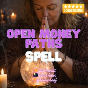 Può includere: Immagine di una donna con le mani giunte in preghiera, con le parole "OPEN MONEY PATHS SPELL" in grandi lettere viola. Un globo luminoso è di fronte a lei, con testo che indica risultati rapidi e prova fotografica. Viene visualizzata anche una valutazione a 5 stelle.