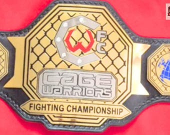 Réplica del cinturón de campeonato de Cage Warriors: cinturones de campeonato personalizados, cinturones de campeonato de lucha libre y cinturones grabados personalizados.