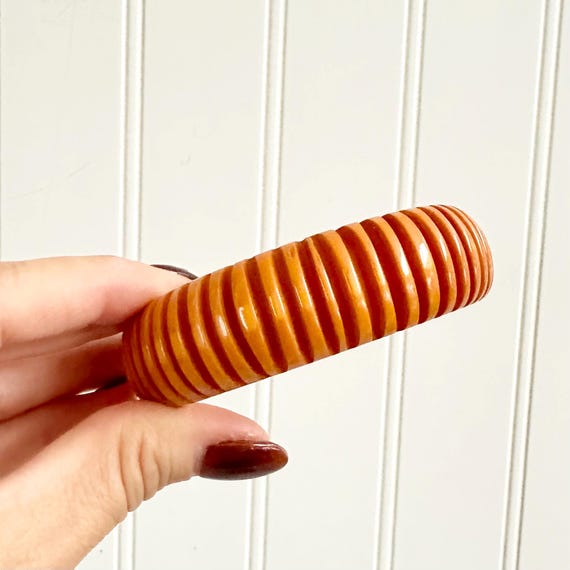 Vintage Art Deco Bakelite Bangle, Carved Ribbed O… - image 6