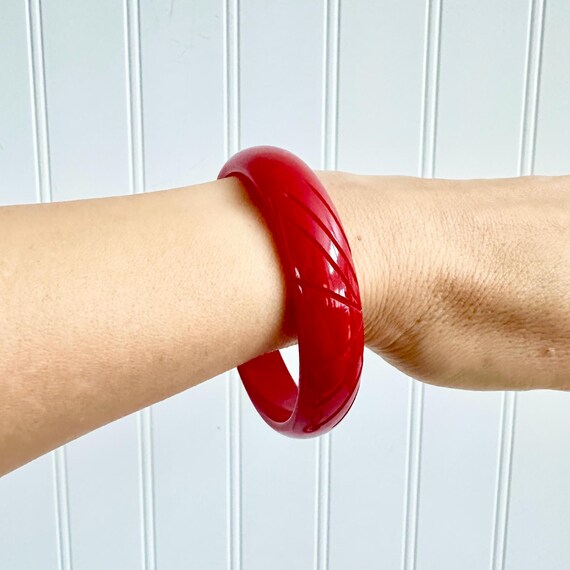 Vintage Art Deco Bakelite Bangle, Carved Ribbed O… - image 10