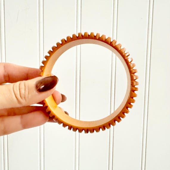 Vintage Art Deco Bakelite Bangle, Carved Ribbed O… - image 5