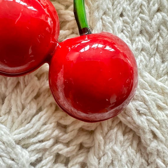 アクセサリー takanadaisuke Red cherry brooch Vintage Red Cherry Brooch, Gold Tone Metal Painted Fi… - Gem