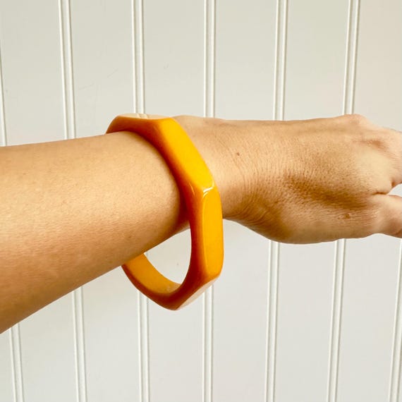 Vintage Art Deco Bakelite Bangle, Carved Ribbed O… - image 13