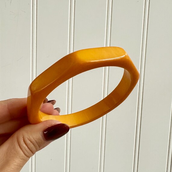 Vintage Art Deco Bakelite Bangle, Carved Ribbed O… - image 12