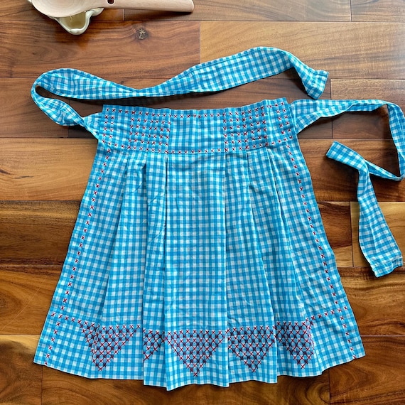 Vintage Blue Gingham Apron with Hand-Stitched Detail – Cottagecore Farmhouse Kitchen