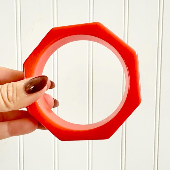 Vintage Art Deco Bakelite Bangle, Carved Ribbed O… - image 14