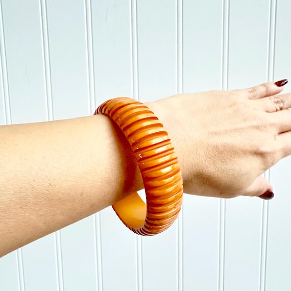 Vintage Art Deco Bakelite Bangle, Carved Ribbed O… - image 7