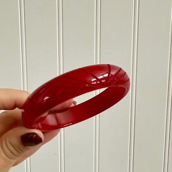 Vintage Art Deco Bakelite Bangle, Carved Ribbed O… - image 9