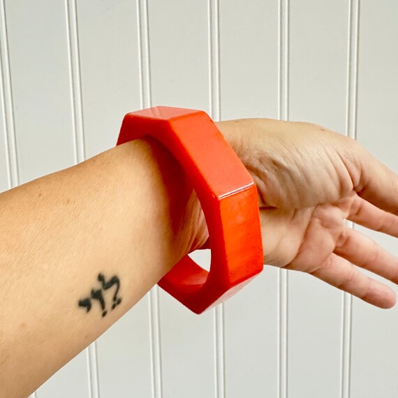 Vintage Art Deco Bakelite Bangle, Carved Ribbed O… - image 16