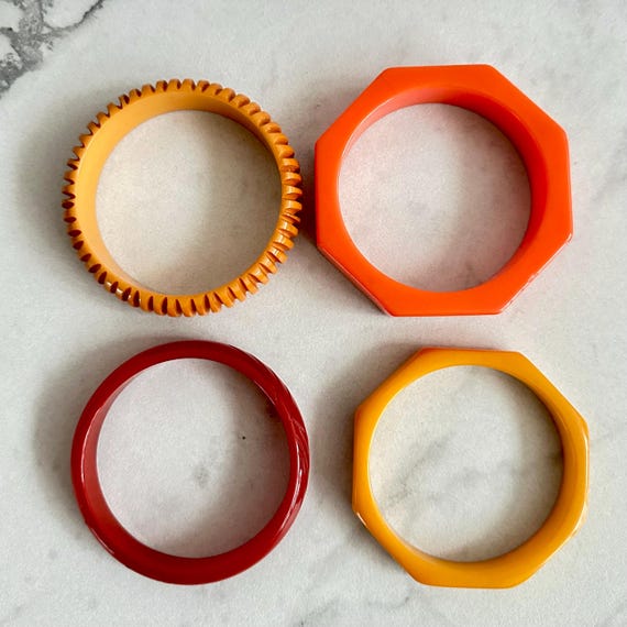 Vintage Art Deco Bakelite Bangle, Carved Ribbed O… - image 3