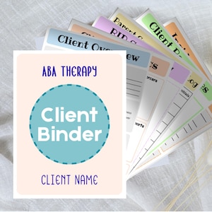 Può includere: Un raccoglitore per clienti per la terapia ABA, con una copertina color pesca chiaro e un cerchio turchese con le parole "Client Binder". Le schede sono etichettate "Parent RID C", "Client Overview" e "Client D-". Il raccoglitore è progettato per organizzare le informazioni sui clienti.