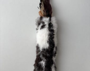 Giocattolo per gatti in pelliccia di coniglio bianco e nero, giocattolo naturale fatto a mano con piume