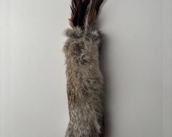 Brun kattleksak med kaninpäls, handgjord naturlig kattleksak med fjädrar