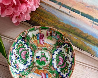 Cuenco pequeño antiguo con medallón de rosa