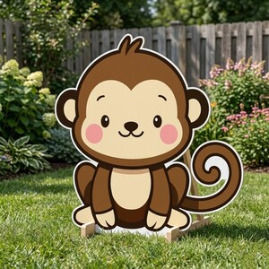 Könnte beinhalten: Ein Gartenornament in Form eines Cartoon-Affen. Der Affe hat ein hellbraunes Gesicht, einen dunkelbraunen Körper und einen lockigen Schwanz. Er hat rosa Wangen und sitzt auf einem Holzständer, ideal für die Außendekoration.