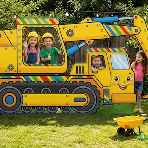 Könnte beinhalten: Ein großer, gelber Bagger-Ausschnitt mit einem lächelnden Gesicht, Regenbogenstreifen und mehreren Kindern, die darin und darum posieren. Ein Schild mit der Aufschrift "Kids at Work!" befindet sich im Vordergrund, zusammen mit einer gelben Schubkarre und Leitkegeln.