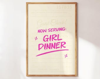 Könnte beinhalten: Ein gerahmter Druck mit einem Vintage-Design eines Restaurant-Belegs. Der Text "Guest Check! Now Serving: GIRL DINNER" ist in leuchtendem Pink gehalten, mit dekorativen Sternen. Der Druck hat einen hellbeigen Hintergrund und einen Holzrahmen.