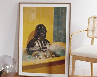 Puede incluir: Impresión enmarcada de Darth Vader en una bañera amarilla llena de burbujas. La obra de arte tiene un marco marrón y está colocada contra azulejos amarillos y azules. Una silla moderna y un globo de cristal están en primer plano.