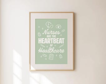 Könnte beinhalten: Gerahmter Druck mit hellgrünem Hintergrund und dem Text "Nurses are the HEARTBEAT of Healthcare" in Weiß. Der Druck enthält weiße Illustrationen von medizinischen Symbolen wie einem Stethoskop, Pillen und einer Spritze. Der Rahmen ist hellbraun.