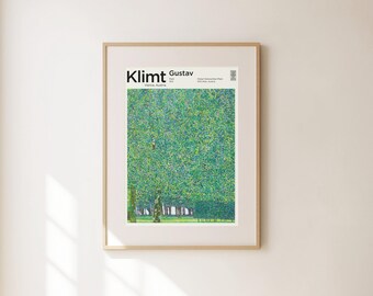 Puede incluir: Impresión artística enmarcada de una obra de Gustav Klimt. La obra presenta una escena de bosque en tonos verdes y azules. La impresión se muestra en un marco de madera clara, con el nombre y los detalles del artista en la parte superior.