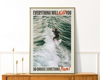 Puede incluir: Póster enmarcado que muestra a un surfista en una ola. La imagen está ambientada sobre un fondo de olas oceánicas. El póster tiene el texto "EVERYTHING WILL KILL YOU" en negro y "SO CHOOSE SOMETHING FUN!" en rojo.