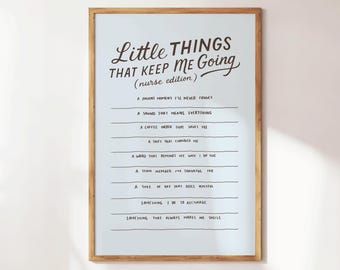 Könnte beinhalten: Ein gerahmter Druck mit dem Text "Little Things That Keep Me Going (nurse edition)". Der Druck hat einen hellblauen Hintergrund mit schwarzem Text und Linien zum Schreiben. Der Holzrahmen verleiht dem inspirierenden Kunstwerk eine natürliche Note.