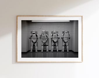 Könnte beinhalten: Schwarz-Weiß-Druck mit Rahmen, der vier Stormtrooper-Figuren in einer öffentlichen Toilette zeigt. Das Bild zeigt die Figuren von hinten, in ihrer weißen Rüstung. Der Hintergrund ist eine geflieste Wand mit Urinalen.